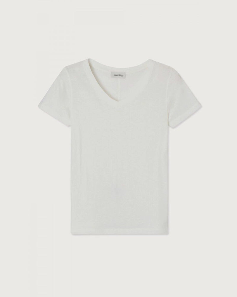 Luźny, prosty t-shirt GAMIPY z krótkim rękawem i dekoltem w serek. Na plecach posiada gruby szew. Wykonany z miękkiej bawełny.