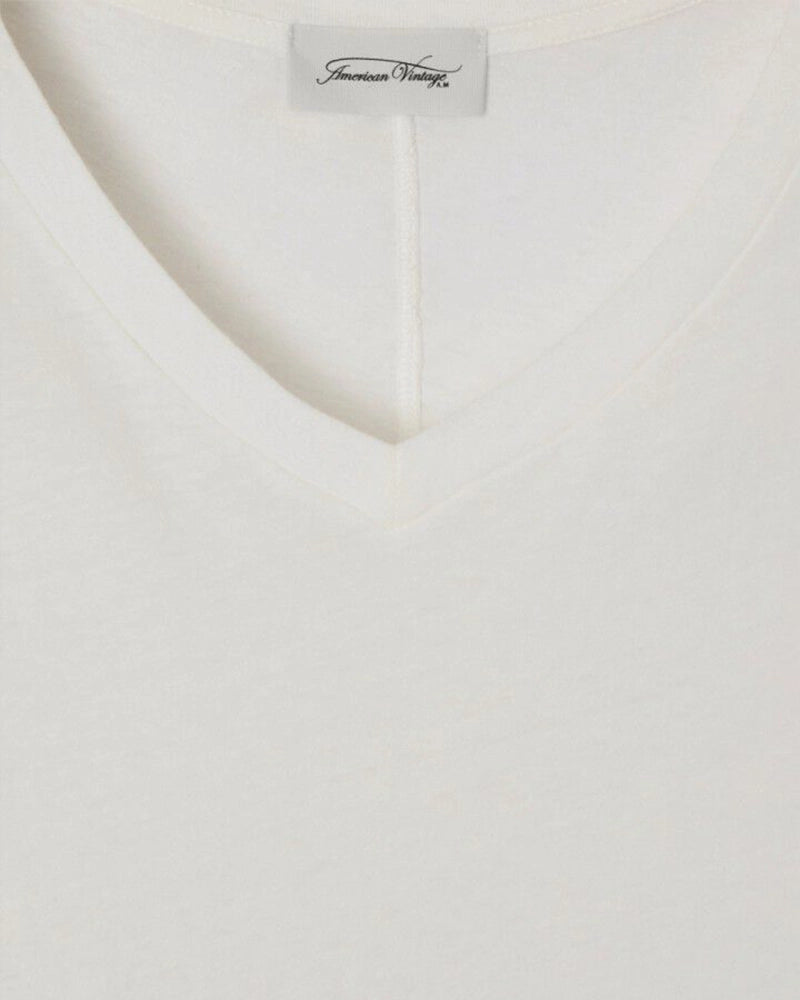 Luźny, prosty t-shirt GAMIPY z krótkim rękawem i dekoltem w serek. Na plecach posiada gruby szew. Wykonany z miękkiej bawełny.