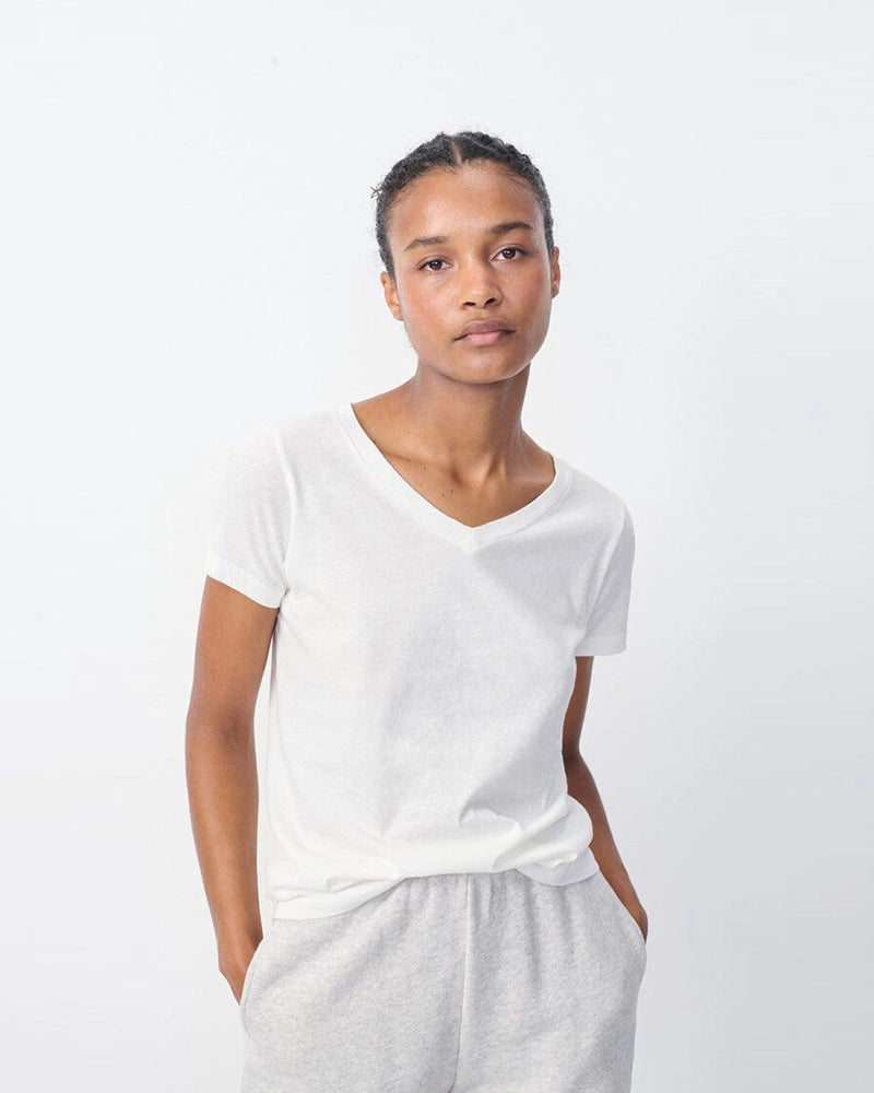 Luźny, prosty t-shirt GAMIPY z krótkim rękawem i dekoltem w serek. Na plecach posiada gruby szew. Wykonany z miękkiej bawełny.