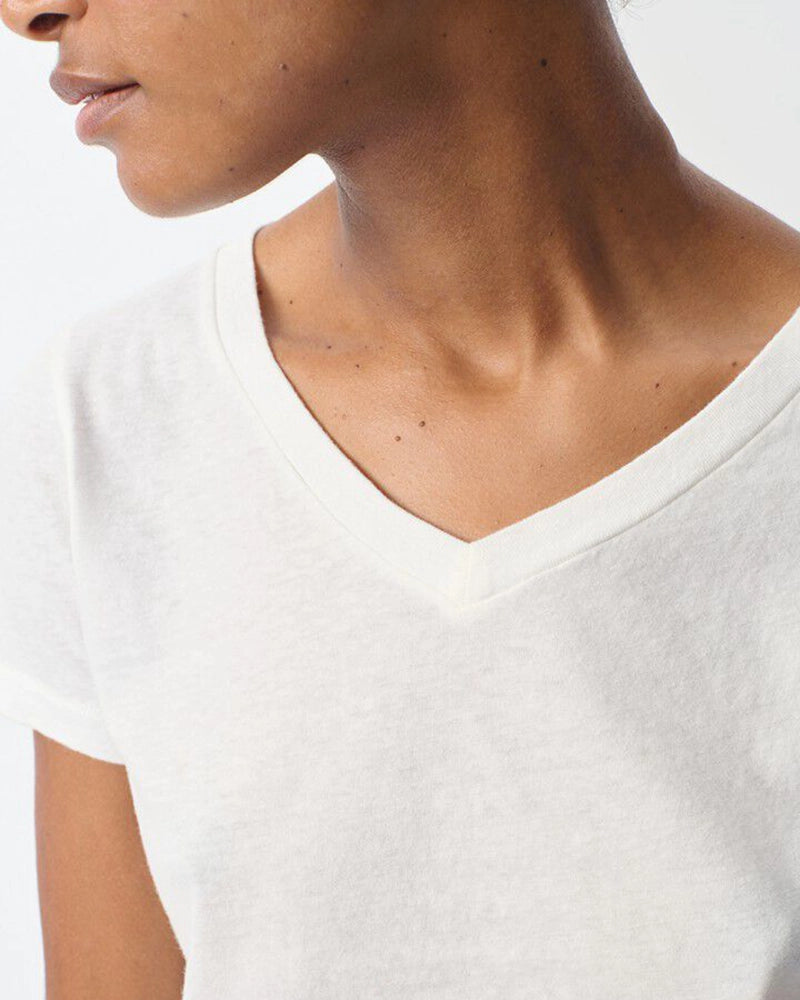 Luźny, prosty t-shirt GAMIPY z krótkim rękawem i dekoltem w serek. Na plecach posiada gruby szew. Wykonany z miękkiej bawełny.