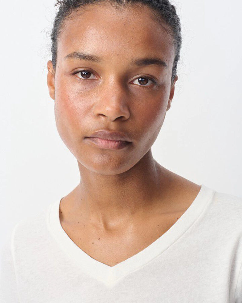 Luźny, prosty t-shirt GAMIPY z krótkim rękawem i dekoltem w serek. Na plecach posiada gruby szew. Wykonany z miękkiej bawełny.