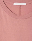 Klasyczny model American Vintage - t-shirt GAMIPY z krótkim rękawem. Posiada okrągły dekolt i delikatnie przylegający fason. Z tyłu bluzka ma gruby szew idący wzdłuż pleców.