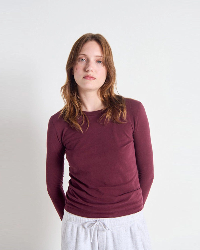 Cienki, bawełniany longsleeve GAMIPY American Vintage o prostym kroju i przylegającym fasonie. Na plecach posiada gruby szew. Wykonany z miękkiej, przyjemnej dla skóry bawełny. 