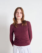 Cienki, bawełniany longsleeve GAMIPY American Vintage o prostym kroju i przylegającym fasonie. Na plecach posiada gruby szew. Wykonany z miękkiej, przyjemnej dla skóry bawełny. 