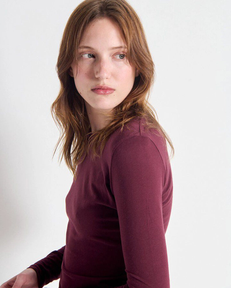 Cienki, bawełniany longsleeve GAMIPY American Vintage o prostym kroju i przylegającym fasonie. Na plecach posiada gruby szew. Wykonany z miękkiej, przyjemnej dla skóry bawełny. 