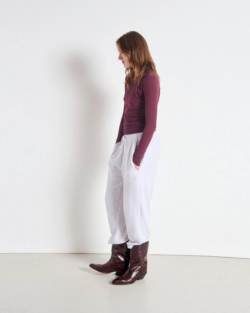 Cienki, bawełniany longsleeve GAMIPY American Vintage o prostym kroju i przylegającym fasonie. Na plecach posiada gruby szew. Wykonany z miękkiej, przyjemnej dla skóry bawełny. 