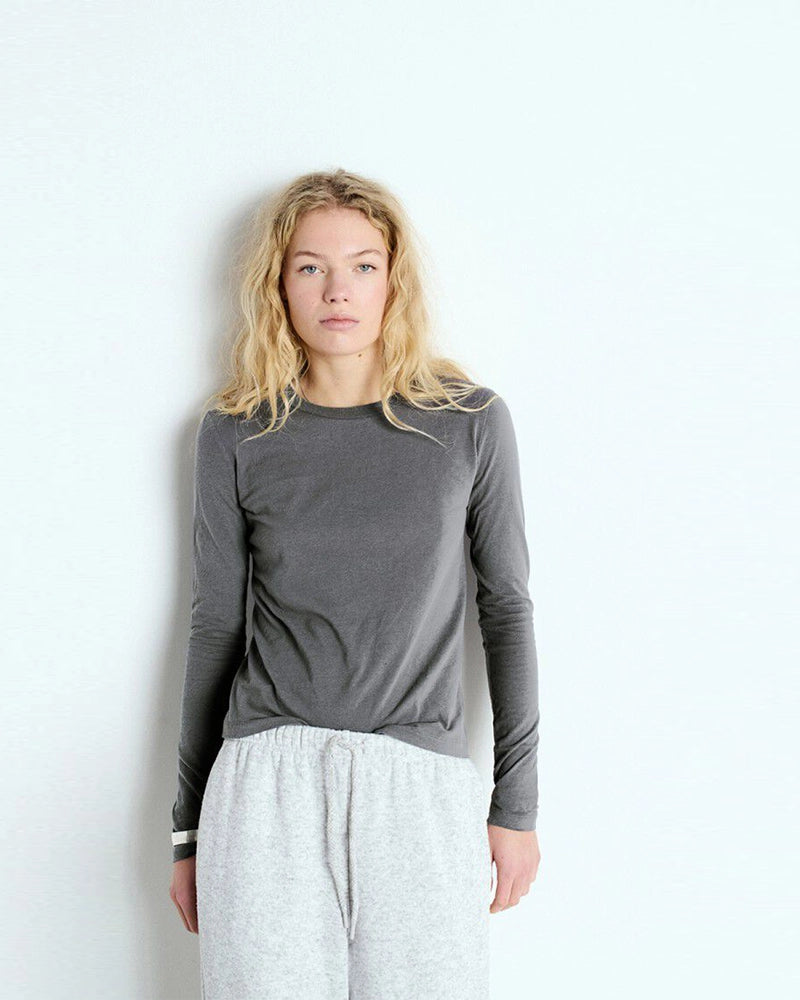 Cienki, bawełniany longsleeve GAMIPY American Vintage o prostym kroju i przylegającym fasonie. Na plecach posiada gruby szew. Wykonany z miękkiej, przyjemnej dla skóry bawełny. 