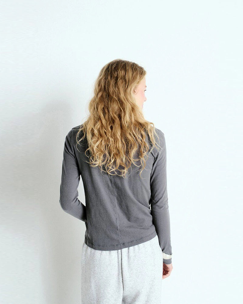 Cienki, bawełniany longsleeve GAMIPY American Vintage o prostym kroju i przylegającym fasonie. Na plecach posiada gruby szew. Wykonany z miękkiej, przyjemnej dla skóry bawełny. 