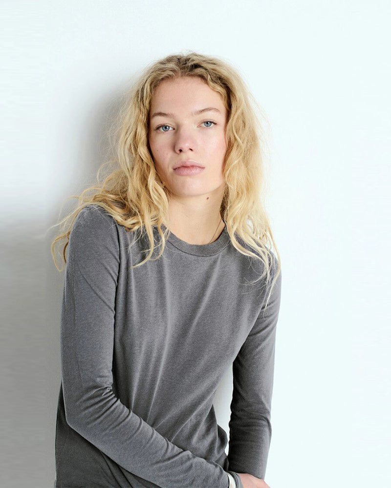 Cienki, bawełniany longsleeve GAMIPY American Vintage o prostym kroju i przylegającym fasonie. Na plecach posiada gruby szew. Wykonany z miękkiej, przyjemnej dla skóry bawełny. 