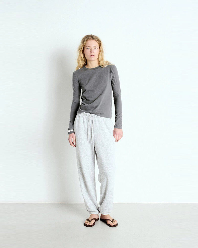 Cienki, bawełniany longsleeve GAMIPY American Vintage o prostym kroju i przylegającym fasonie. Na plecach posiada gruby szew. Wykonany z miękkiej, przyjemnej dla skóry bawełny. 