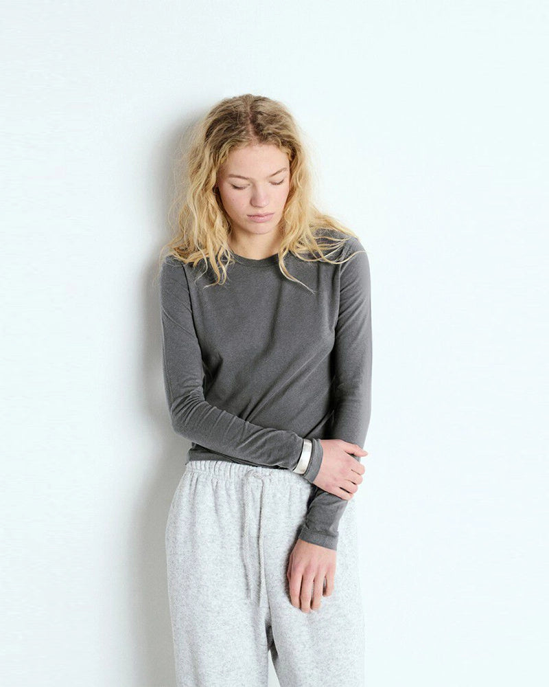 Cienki, bawełniany longsleeve GAMIPY American Vintage o prostym kroju i przylegającym fasonie. Na plecach posiada gruby szew. Wykonany z miękkiej, przyjemnej dla skóry bawełny. 