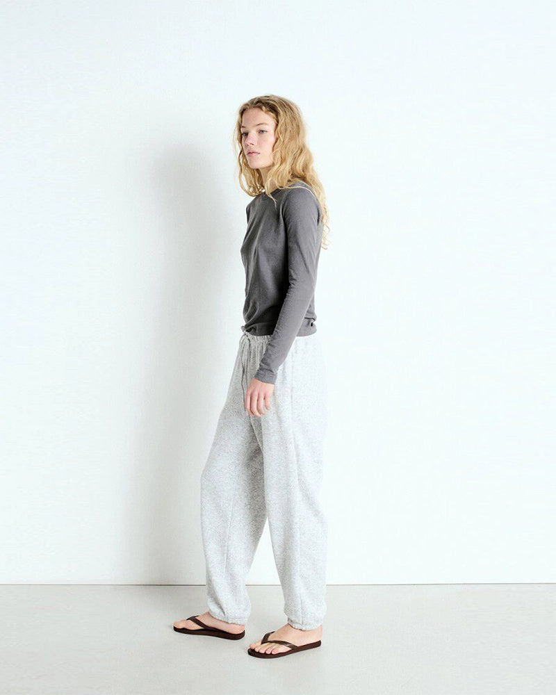 Cienki, bawełniany longsleeve GAMIPY American Vintage o prostym kroju i przylegającym fasonie. Na plecach posiada gruby szew. Wykonany z miękkiej, przyjemnej dla skóry bawełny. 