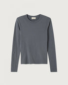 Cienki, bawełniany longsleeve GAMIPY American Vintage o prostym kroju i przylegającym fasonie. Na plecach posiada gruby szew. Wykonany z miękkiej, przyjemnej dla skóry bawełny. 
