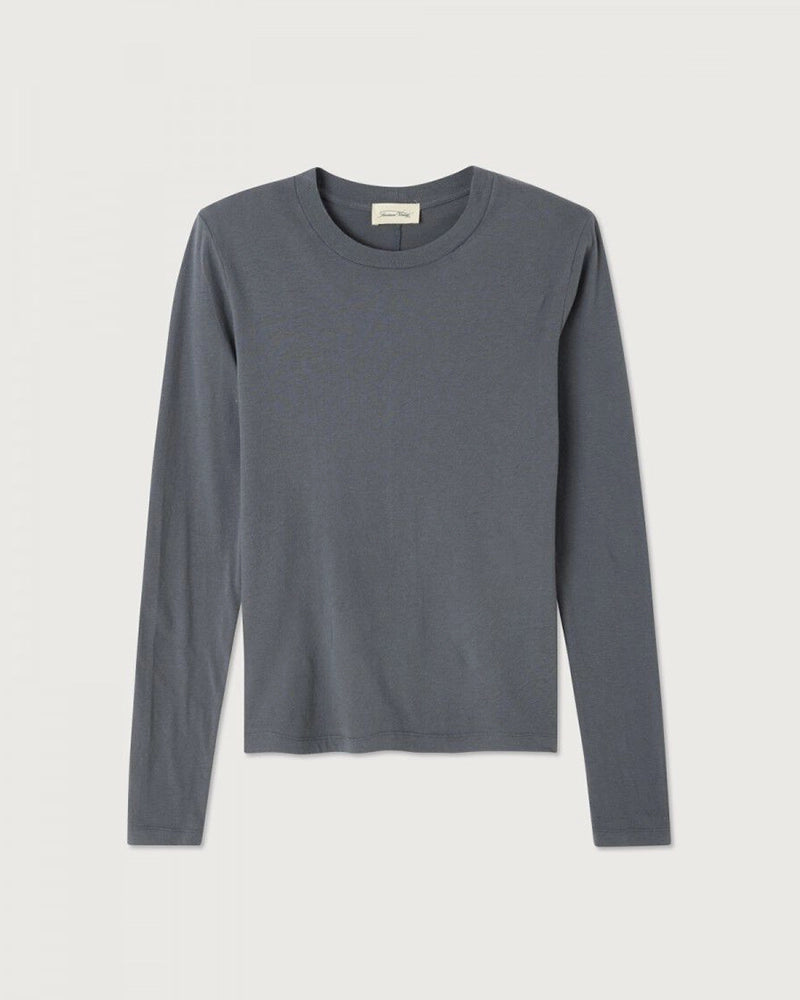 Cienki, bawełniany longsleeve GAMIPY American Vintage o prostym kroju i przylegającym fasonie. Na plecach posiada gruby szew. Wykonany z miękkiej, przyjemnej dla skóry bawełny. 