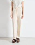 Luźne, spodnie dresowe z lnem ITONAY American Vintage z wysokim stanem i szeroką, prostą nogawką. Wiązane i elastyczne w talii. Wykonane z bardzo komfortowej w noszeniu tkaniny z bawełny i lnu.
