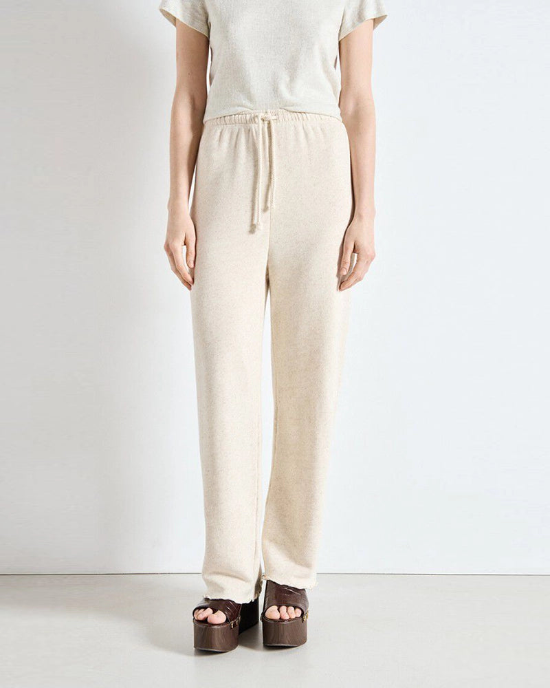 Luźne, spodnie dresowe z lnem ITONAY American Vintage z wysokim stanem i szeroką, prostą nogawką. Wiązane i elastyczne w talii. Wykonane z bardzo komfortowej w noszeniu tkaniny z bawełny i lnu.