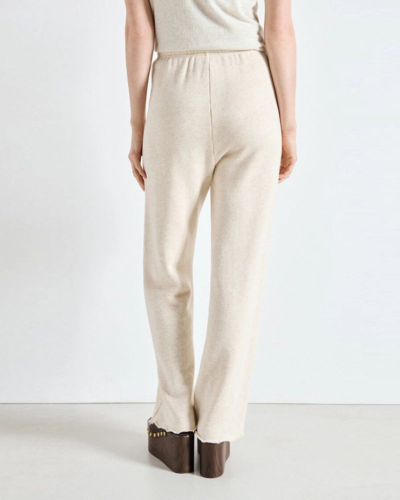 Luźne, spodnie dresowe z lnem ITONAY American Vintage z wysokim stanem i szeroką, prostą nogawką. Wiązane i elastyczne w talii. Wykonane z bardzo komfortowej w noszeniu tkaniny z bawełny i lnu.