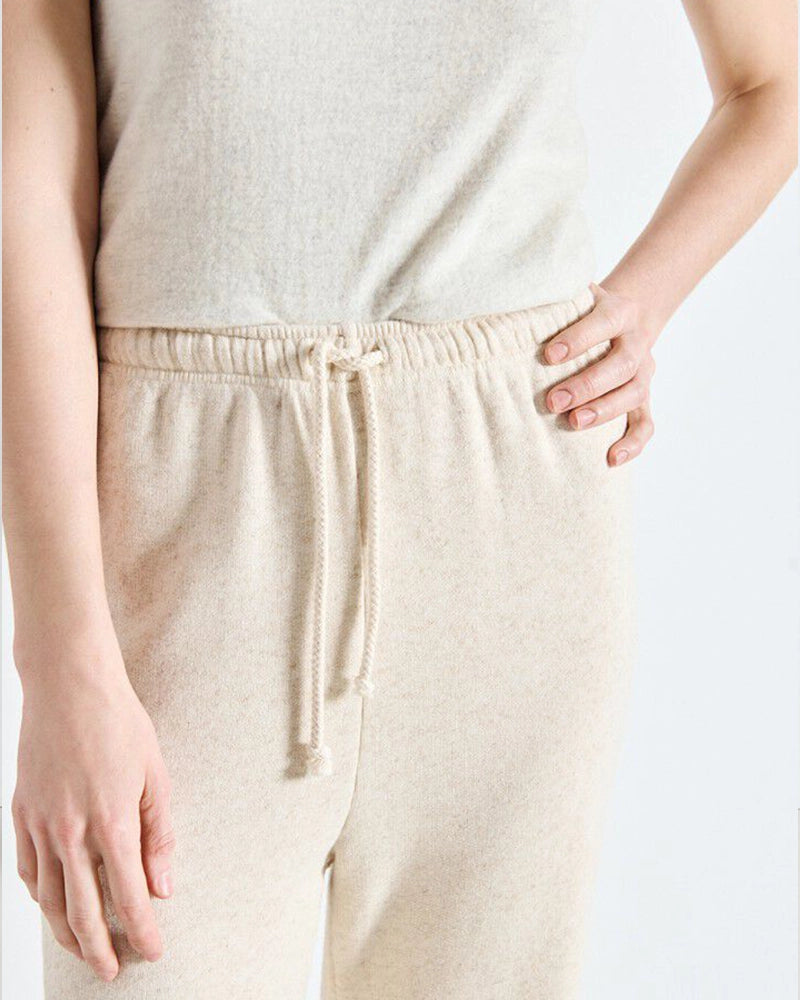 Luźne, spodnie dresowe z lnem ITONAY American Vintage z wysokim stanem i szeroką, prostą nogawką. Wiązane i elastyczne w talii. Wykonane z bardzo komfortowej w noszeniu tkaniny z bawełny i lnu.