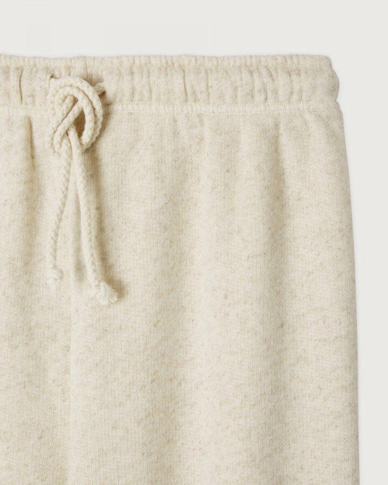 Luźne, spodnie dresowe z lnem ITONAY American Vintage z wysokim stanem i szeroką, prostą nogawką. Wiązane i elastyczne w talii. Wykonane z bardzo komfortowej w noszeniu tkaniny z bawełny i lnu.