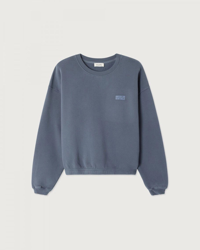 Prosta, luźna bluza IZUBIRD American Vintage z reglanowymi rękawami i okrągłym dekoltem. Wykończona elastycznymi ściągaczami. Z przodu, po lewej stronie posiada niewielkie logo marki. Wykonana z miękkiej, bawełnianej tkaniny.