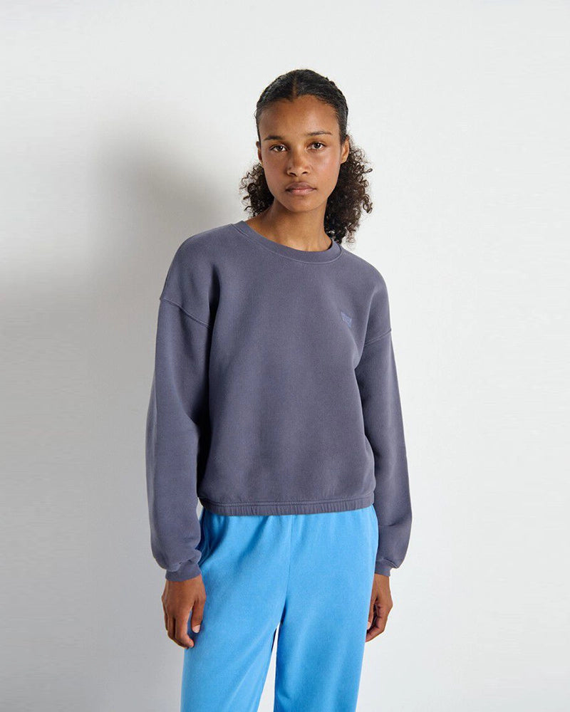 Prosta, luźna bluza IZUBIRD American Vintage z reglanowymi rękawami i okrągłym dekoltem. Wykończona elastycznymi ściągaczami. Z przodu, po lewej stronie posiada niewielkie logo marki. Wykonana z miękkiej, bawełnianej tkaniny.