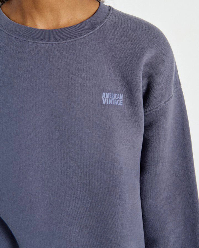 Prosta, luźna bluza IZUBIRD American Vintage z reglanowymi rękawami i okrągłym dekoltem. Wykończona elastycznymi ściągaczami. Z przodu, po lewej stronie posiada niewielkie logo marki. Wykonana z miękkiej, bawełnianej tkaniny.