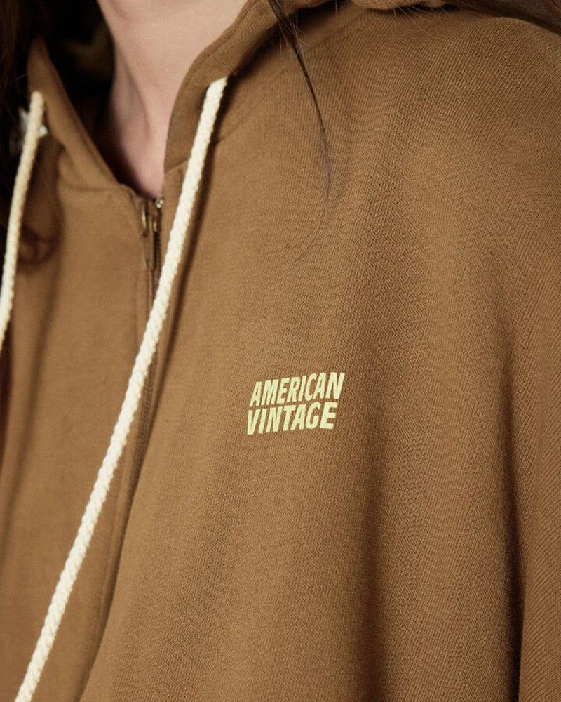 Oversizowa bluza dresowa z kapturem IZUBIRD American Vintage. Zapinana na zamek błyskawiczny. Nad lewą piersią posiada neonowe, niewielkie logo marki. Wykończona ściągaczami.
