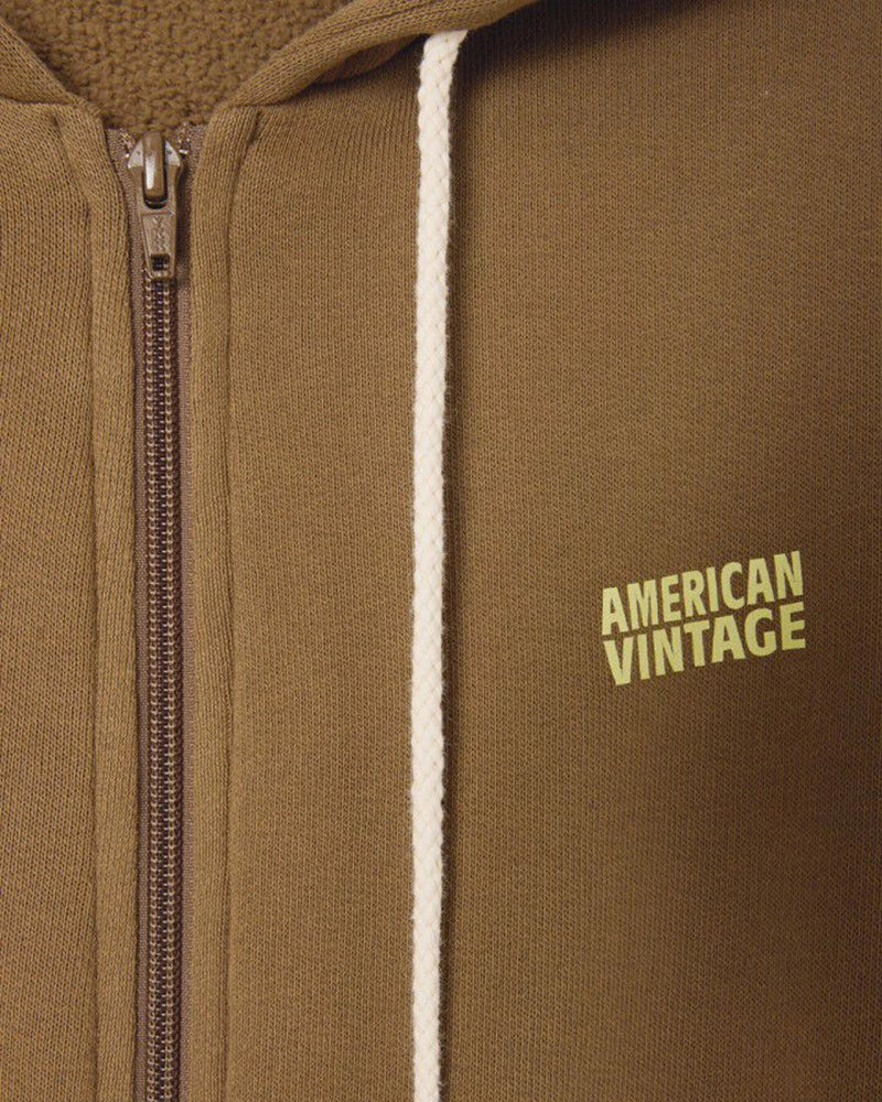 Oversizowa bluza dresowa z kapturem IZUBIRD American Vintage. Zapinana na zamek błyskawiczny. Nad lewą piersią posiada neonowe, niewielkie logo marki. Wykończona ściągaczami.