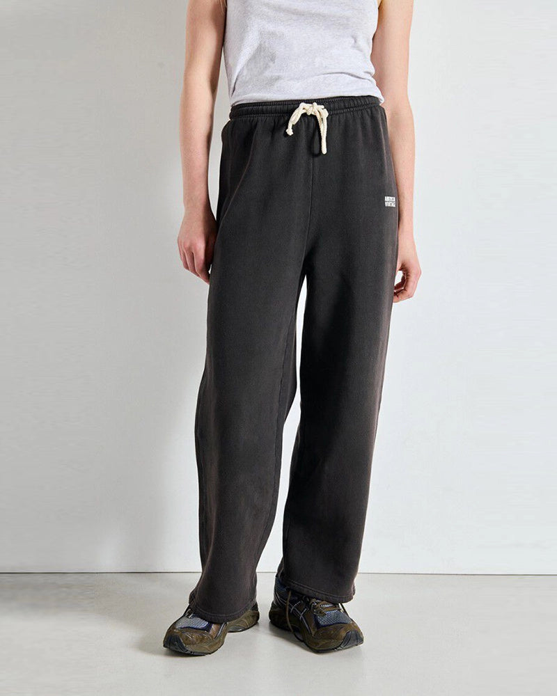 Luźne spodnie dresowe IZUBIRD American Vintage z wysokim stanem i szeroką, długą, prostą nogawką. Elastyczne i wiązane w talii. Wykonane z miękkiej tkaniny. Na lewej nogawce posiadają niewielkie logo marki.&nbsp;