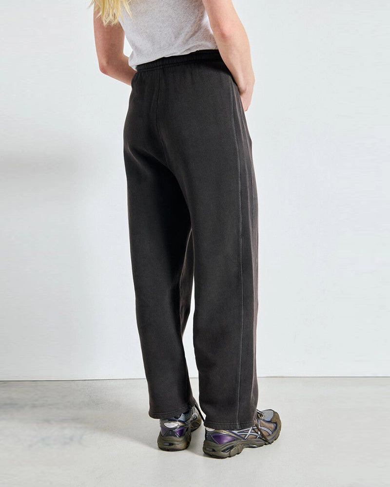 Luźne spodnie dresowe IZUBIRD American Vintage z wysokim stanem i szeroką, długą, prostą nogawką. Elastyczne i wiązane w talii. Wykonane z miękkiej tkaniny. Na lewej nogawce posiadają niewielkie logo marki.&nbsp;