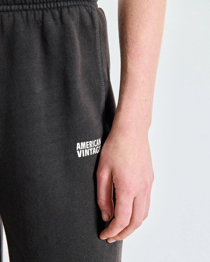 Luźne spodnie dresowe IZUBIRD American Vintage z wysokim stanem i szeroką, długą, prostą nogawką. Elastyczne i wiązane w talii. Wykonane z miękkiej tkaniny. Na lewej nogawce posiadają niewielkie logo marki.&nbsp;