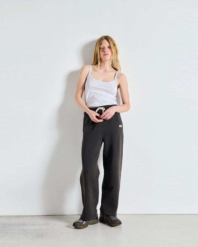 Luźne spodnie dresowe IZUBIRD American Vintage z wysokim stanem i szeroką, długą, prostą nogawką. Elastyczne i wiązane w talii. Wykonane z miękkiej tkaniny. Na lewej nogawce posiadają niewielkie logo marki.&nbsp;