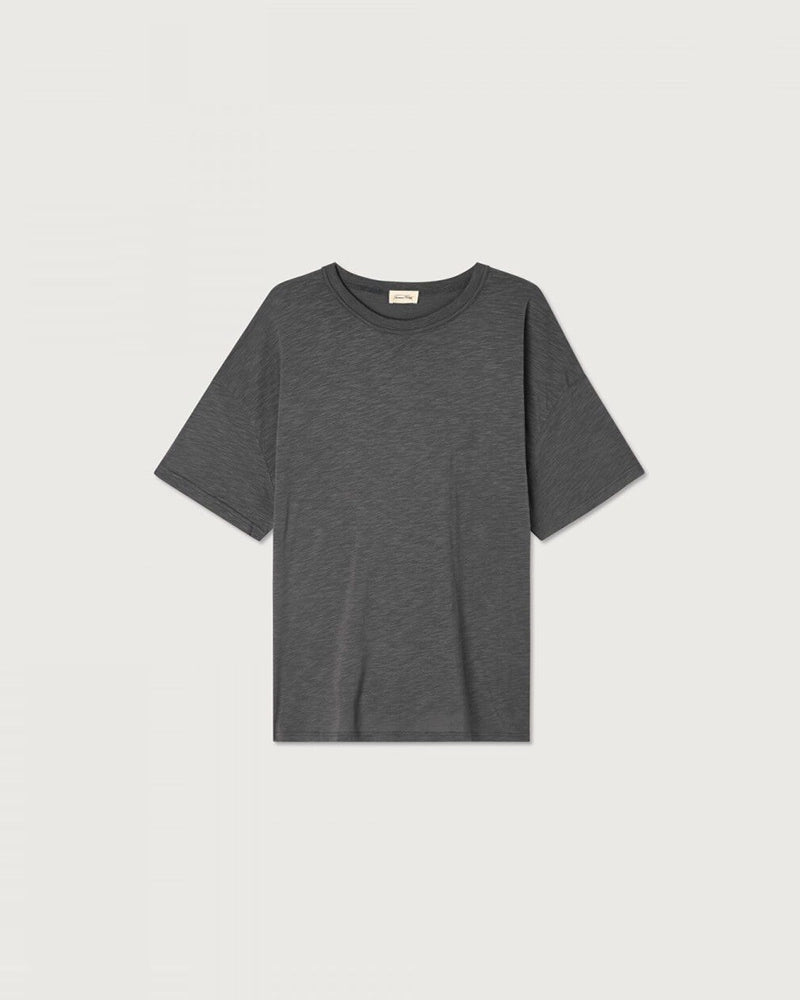 Oversizowy, długi, szary t-shirt JACKSONVILLE American Vintage z okrągłym dekoltem i luźnym, krótkim rękawem przed łokieć.