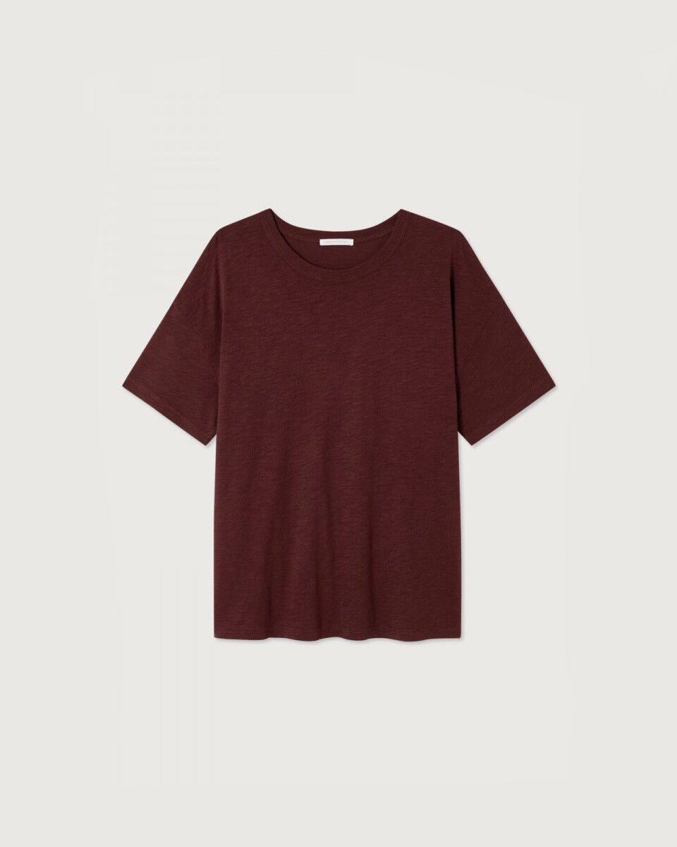 Oversizowy, długi&nbsp;t-shirt JACKSONVILLE American Vintage z okrągłym dekoltem i luźnym, krótkim rękawem przed łokieć. Wykonany z bardzo miękkiej, przewiewnej i lejącej tkaniny z bawełną i wiskozą. Idealny do luźnych szortów, kolarek czy długich legginsów.&nbsp;