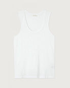 Luźny tank top na szerokich ramiączkach z okrągłym dekoltem. Wykonany z cienkiej i miękkiej bawełny. -Prosty krój -Luźny fason -Zamów top w swoim normalnym rozmiarze
