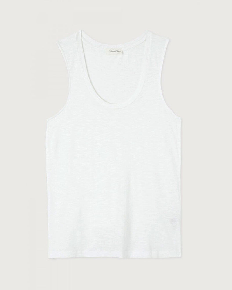 Luźny tank top na szerokich ramiączkach z okrągłym dekoltem. Wykonany z cienkiej i miękkiej bawełny. -Prosty krój -Luźny fason -Zamów top w swoim normalnym rozmiarze