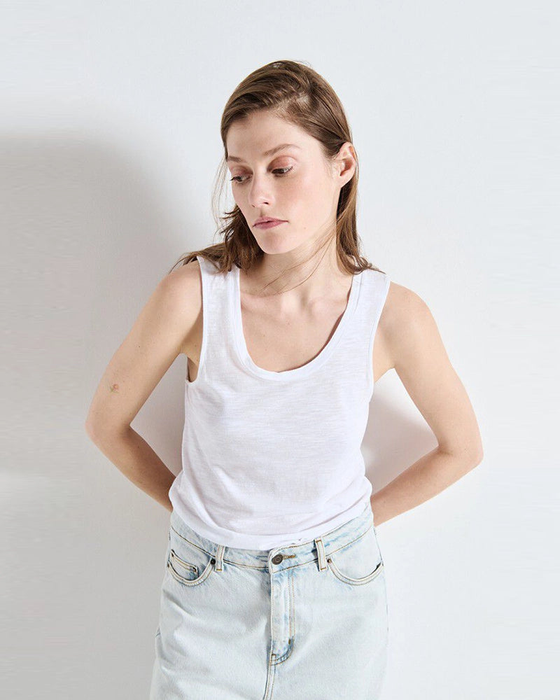 Luźny tank top na szerokich ramiączkach z okrągłym dekoltem. Wykonany z cienkiej i miękkiej bawełny. -Prosty krój -Luźny fason -Zamów top w swoim normalnym rozmiarze