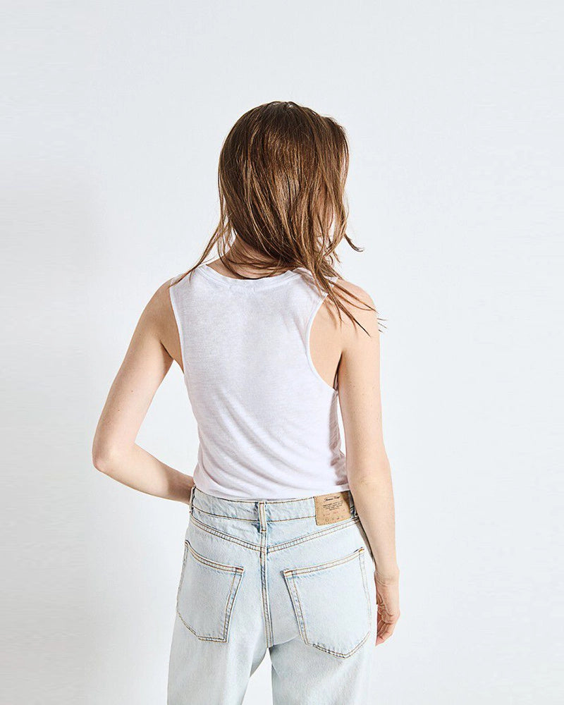 Luźny tank top na szerokich ramiączkach z okrągłym dekoltem. Wykonany z cienkiej i miękkiej bawełny. -Prosty krój -Luźny fason -Zamów top w swoim normalnym rozmiarze