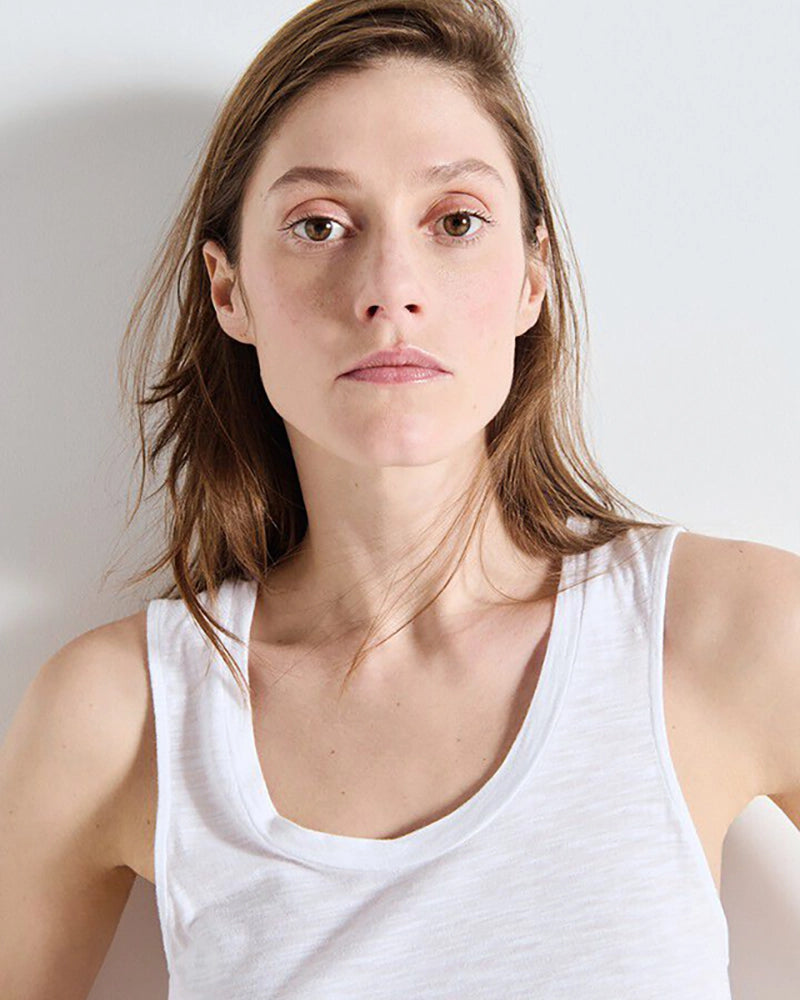 Luźny tank top na szerokich ramiączkach z okrągłym dekoltem. Wykonany z cienkiej i miękkiej bawełny. -Prosty krój -Luźny fason -Zamów top w swoim normalnym rozmiarze