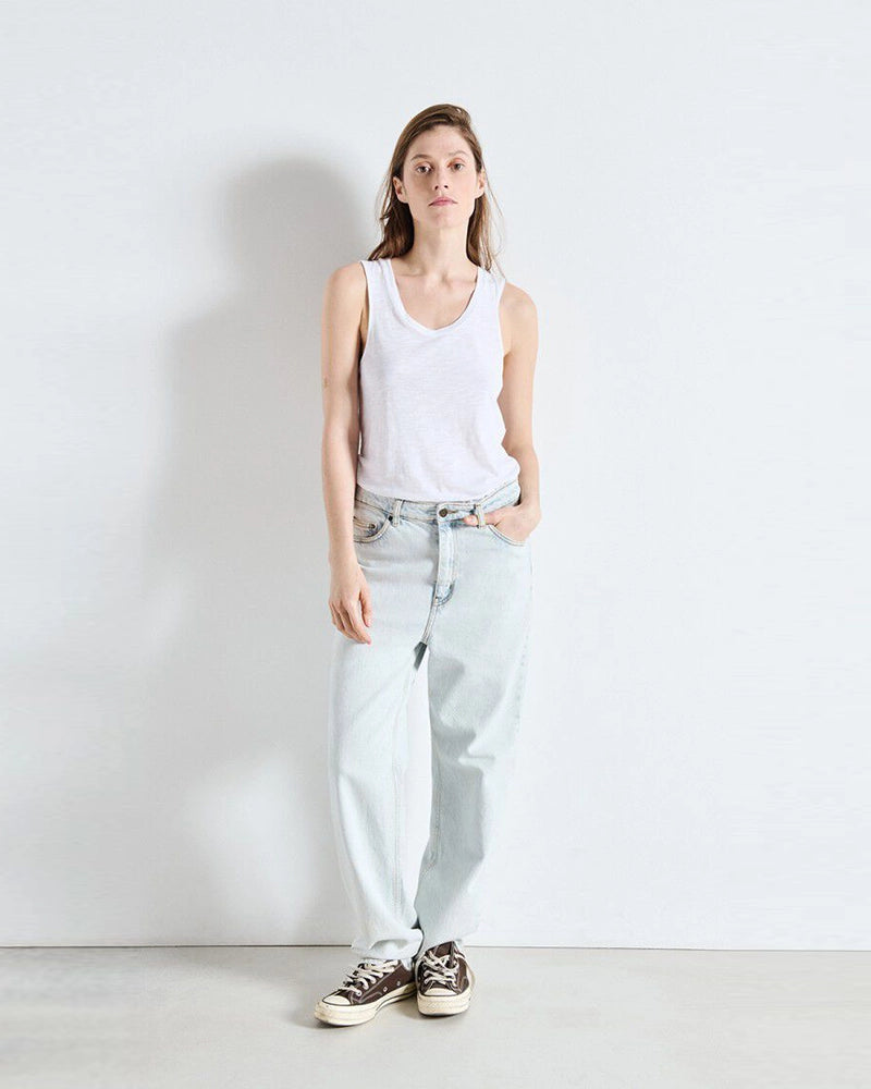 Luźny tank top na szerokich ramiączkach z okrągłym dekoltem. Wykonany z cienkiej i miękkiej bawełny. -Prosty krój -Luźny fason -Zamów top w swoim normalnym rozmiarze