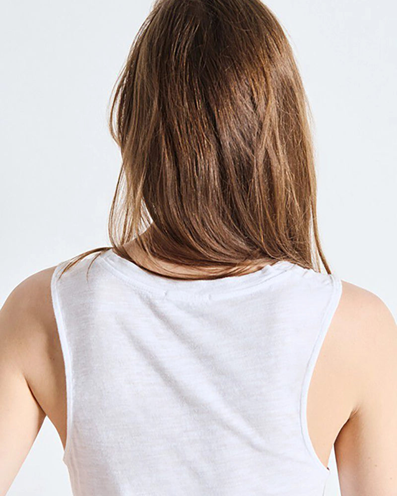 Luźny tank top na szerokich ramiączkach z okrągłym dekoltem. Wykonany z cienkiej i miękkiej bawełny. -Prosty krój -Luźny fason -Zamów top w swoim normalnym rozmiarze