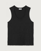 Luźny tank top na szerokich ramiączkach z okrągłym dekoltem. Wykonany z cienkiej i miękkiej bawełny. -Prosty krój -Luźny fason -Zamów top w swoim normalnym rozmiarze