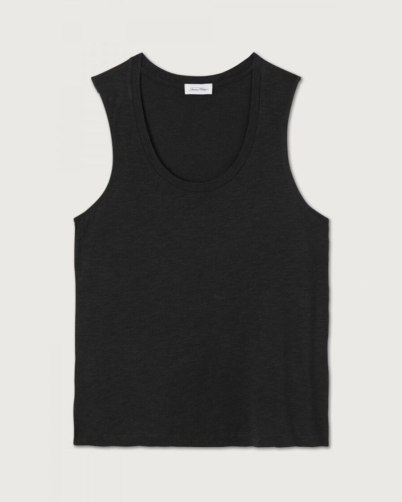 Luźny tank top na szerokich ramiączkach z okrągłym dekoltem. Wykonany z cienkiej i miękkiej bawełny. -Prosty krój -Luźny fason -Zamów top w swoim normalnym rozmiarze