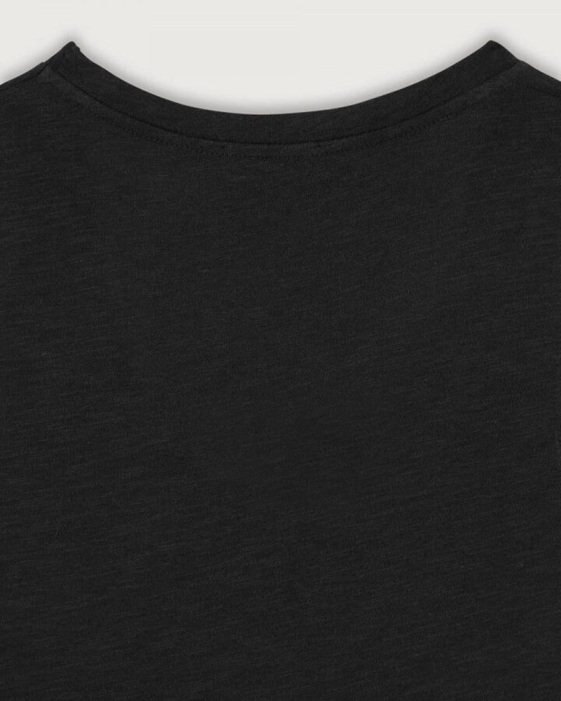 Luźny tank top na szerokich ramiączkach z okrągłym dekoltem. Wykonany z cienkiej i miękkiej bawełny. -Prosty krój -Luźny fason -Zamów top w swoim normalnym rozmiarze