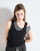 Luźny tank top na szerokich ramiączkach z okrągłym dekoltem. Wykonany z cienkiej i miękkiej bawełny. -Prosty krój -Luźny fason -Zamów top w swoim normalnym rozmiarze