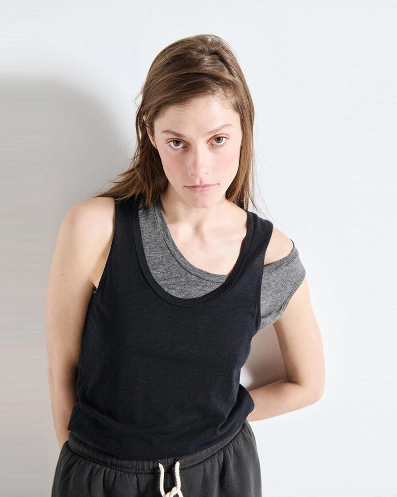 Luźny tank top na szerokich ramiączkach z okrągłym dekoltem. Wykonany z cienkiej i miękkiej bawełny. -Prosty krój -Luźny fason -Zamów top w swoim normalnym rozmiarze