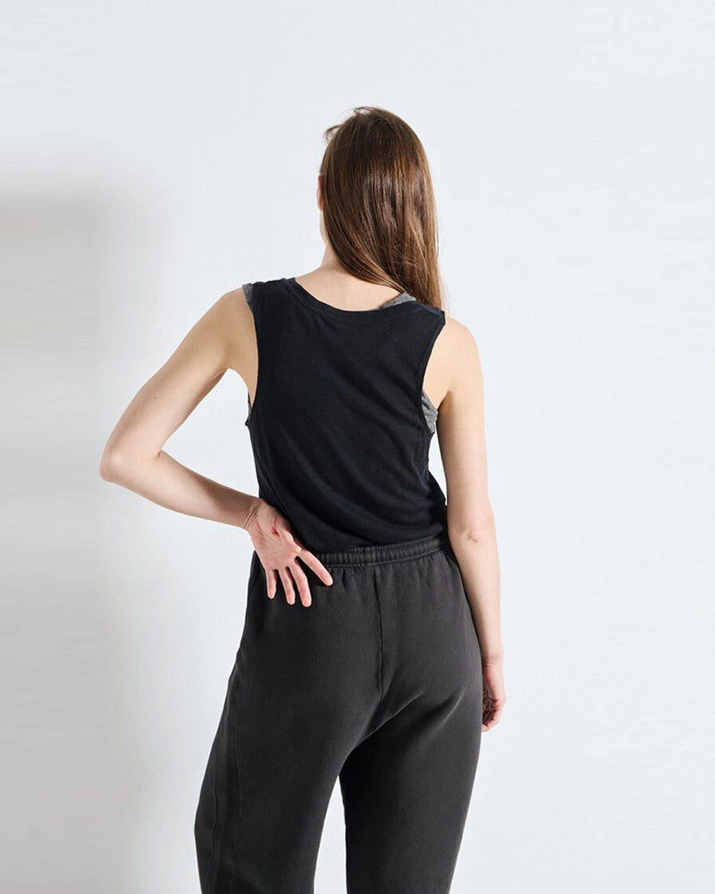 Luźny tank top na szerokich ramiączkach z okrągłym dekoltem. Wykonany z cienkiej i miękkiej bawełny. -Prosty krój -Luźny fason -Zamów top w swoim normalnym rozmiarze