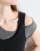 Luźny tank top na szerokich ramiączkach z okrągłym dekoltem. Wykonany z cienkiej i miękkiej bawełny. -Prosty krój -Luźny fason -Zamów top w swoim normalnym rozmiarze