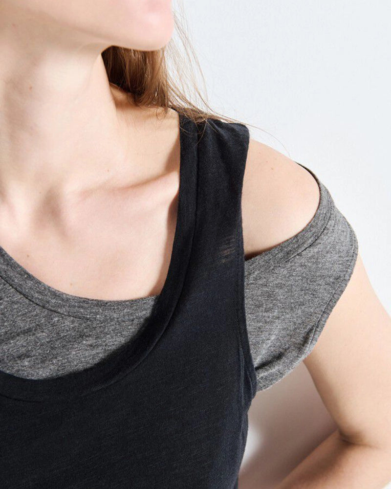 Luźny tank top na szerokich ramiączkach z okrągłym dekoltem. Wykonany z cienkiej i miękkiej bawełny. -Prosty krój -Luźny fason -Zamów top w swoim normalnym rozmiarze