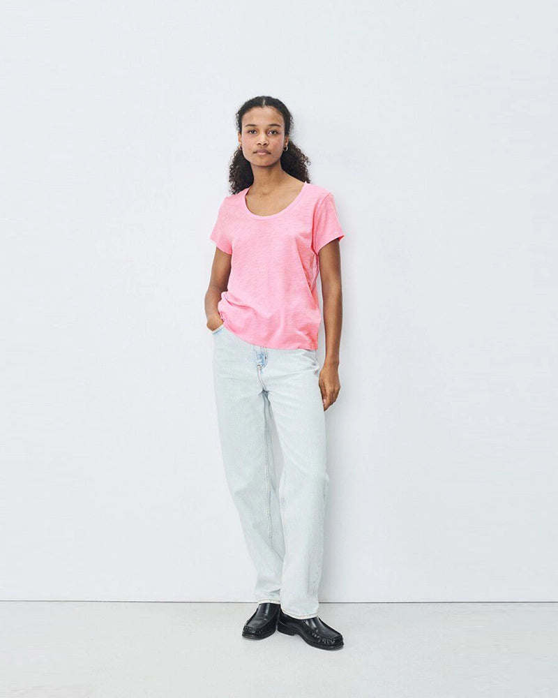 Luźny, prosty t-shirt z krótkim rękawem i okrągłym, pogłębionym dekoltem. Wykonany z cienkiej i miękkiej tkaniny z bawełny i wiskozy